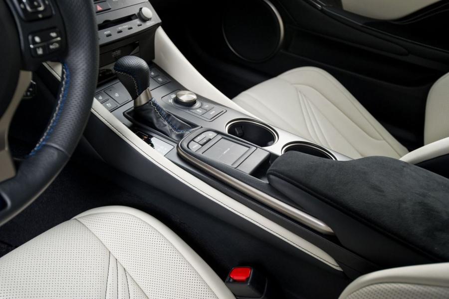 Детали интерьера Lexus RC F 2014 года  (NA) (фото 196 из 200)